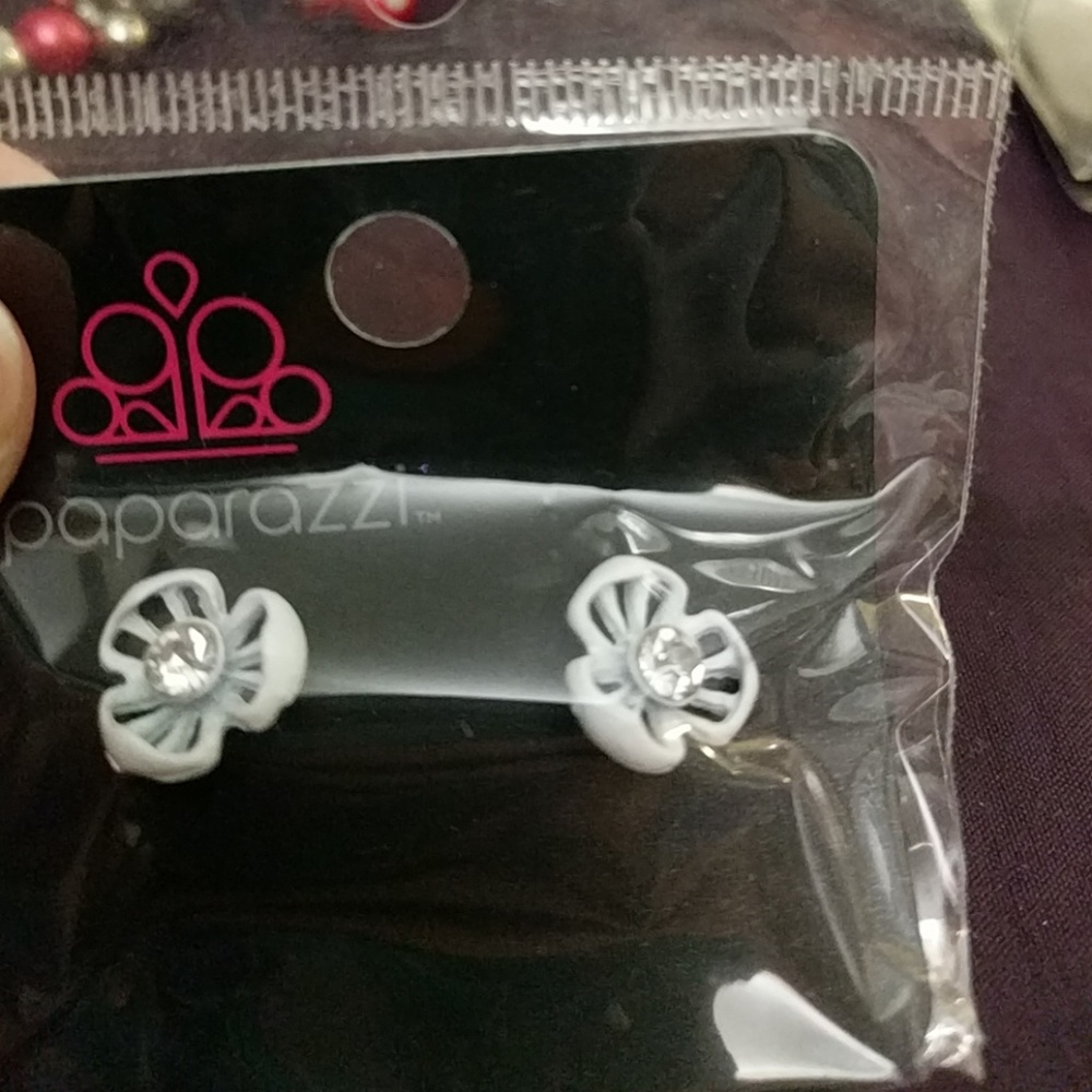 💖 White Flower Studs
